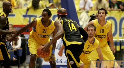 דנילו פינוק מנסה להכנס לסל מול אנדרו ויזנייבסקי וד´אור פישר (שי לוי) דנילו פינוק מנסה להכנס לסל מול אנדרו ויזנייבסקי וד´אור פישר (שי לוי)