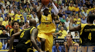 דורון פרקינס מחפש עזרה בין שחקני נתניה (שי לוי) דורון פרקינס מחפש עזרה בין שחקני נתניה (שי לוי)