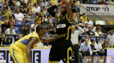 אלן אנדרסון צמוד לדנילו פינוק (שי לוי) אלן אנדרסון צמוד לדנילו פינוק (שי לוי)