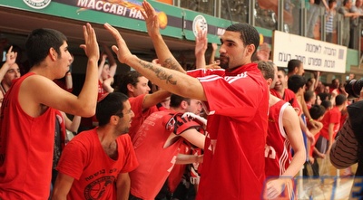 שחקני ירושלים חוגגים עם הקהל ברוממה (עמית מצפה) שחקני ירושלים חוגגים עם הקהל ברוממה (עמית מצפה)