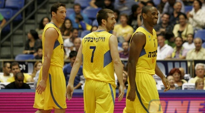 שחקני מכבי חוגגים (שי לוי)