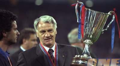 רובסון עם גביע המחזיקות. שימו לב לבחור שנדחף לתמונה משמאל (GettyImages)