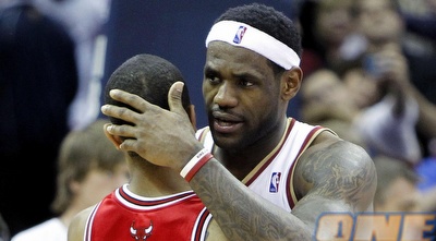 לברון ג´יימס ודריק רוז בסיום המשחק (GettyImages)