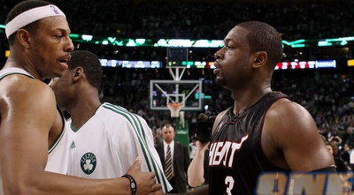 דוויין ווייד מברך את פול פירס בסיום המשחק החמישי (GettyImages)