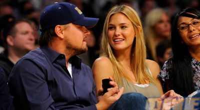 בר רפאלי ודיקפריו צופים בלייקרס (GettyImages)