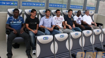 שחקני מכבי ת&qout;א ובני יהודה בצילום משותף (רועי גלדסטון)