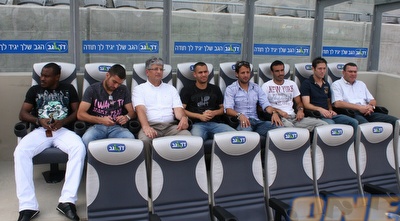 שחקני בני יהודה והפועל תל אביב בצילום משותף (רועי גלדסטון)