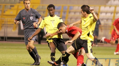 רועי גורדנה נמחץ בין שחקני בית&qout;ר (קובי אליהו)