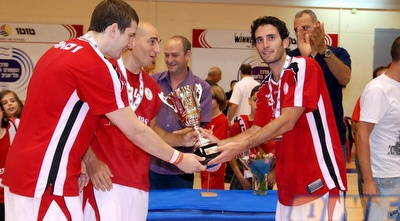 אוסישקין חוגגת זכיה (שי לוי) אוסישקין חוגגת זכיה (שי לוי)