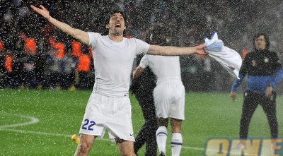 מיליטו חוגג תחת הממטרות (GettyImages) מיליטו חוגג תחת הממטרות (GettyImages)