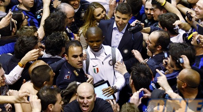 סמואל אטו מוקף באוהדים ועיתונאים (רויטרס)