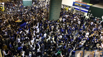 אוהדי אינטר צבעו את שדה התעופה בכחול שחור (רויטרס)