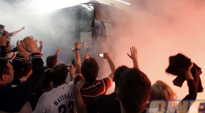 האוהדים צובאים על האוטובוס של הקבוצה (רויטרס)