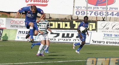 עומרי רון נוגח את השער השני של אשקלון (דרור עינב)