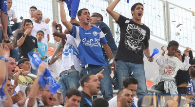 אוהדי אשקלון חוגגים את הניצחון (דרור עינב)