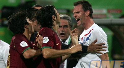 אנדרה אוייר מתווכח עם נונו ואלנטה ודקו באותו משחק בלתי נשכח (רויטרס) אנדרה אוייר מתווכח עם נונו ואלנטה ודקו באותו משחק בלתי נשכח (רויטרס)