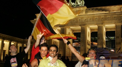 אוהדים גרמנים ליד שער ברנדנבורגץ הגאווה חזרה לגרמניה (רויטרס) אוהדים גרמנים ליד שער ברנדנבורגץ הגאווה חזרה לגרמניה (רויטרס)