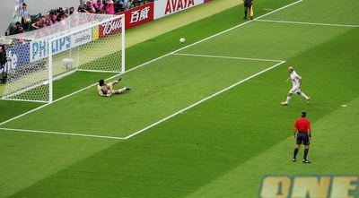 זידאן מקפיץ פנימה, בופון על הרצפה. זה דווקא התחיל טוב (GettyImages) זידאן מקפיץ פנימה, בופון על הרצפה. זה דווקא התחיל טוב (GettyImages)