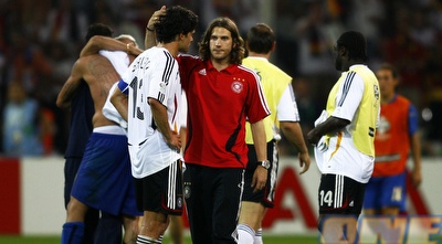 פרינגס מנחם את באלאק, האיטלקים חוגגים ברקע (GettyImages) פרינגס מנחם את באלאק, האיטלקים חוגגים ברקע (GettyImages)