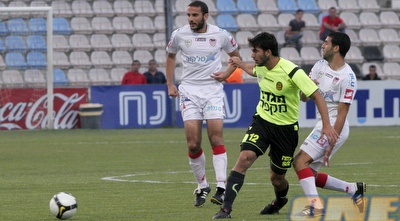 אוראל דגני מנסה להגיע לכדור (קובי אליהו)