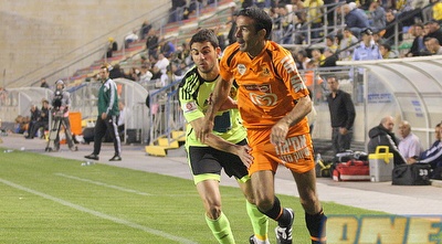 כפיר אדרי עובר את חן עזריאל (גיא בן זיו)