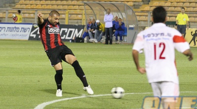 ערן לוי בועט את השער (עמית מצפה)