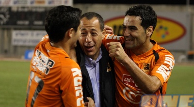 שחקני בני יהודה חוגגים עם חזי מגן (גיא בן זיו)