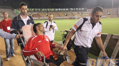 אבו ניל מפונה מהאצטדיון  (עמית מצפה)