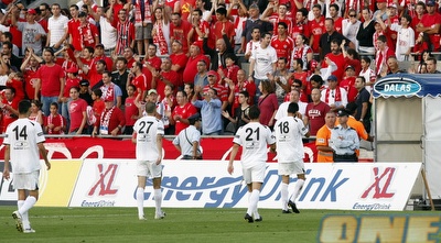 שחקני אשדוד יורדים מאוכזבים מהמגרש בבלומפילד (אלעד ירקון)