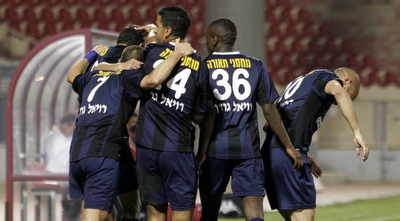 שחקי מכבי פ&qout;ת חוגגים באצטדיון וסרמיל (שי לוי)