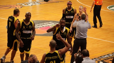 שחקני נתניה חוגגים ברוממה (עמית מצפה) שחקני נתניה חוגגים ברוממה (עמית מצפה)