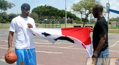 פינוק ופורבס עם דגל פנמה. ינסו להוביל את הנבחרת (שרון קביליו)