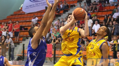 שמחוני עולה לסל מכבי-גליל נוער (דרור עינב)