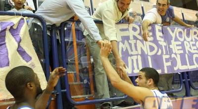 ליאור שגב מודה לקהל בסיום. קשה לו נגד חולון (מיכה בננו)