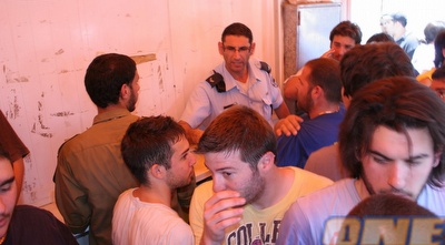 גם השוטרים לא הצליחו להרגיע את אוהדי מכבי תל אביב (אור שפונדר) גם השוטרים לא הצליחו להרגיע את אוהדי מכבי תל אביב (אור שפונדר)