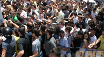 אוהדי מכבי תל אביב בקופות בבלומפילד. כרטיסי הנוער אזלו (אור שפונדר) אוהדי מכבי תל אביב בקופות בבלומפילד. כרטיסי הנוער אזלו (אור שפונדר)