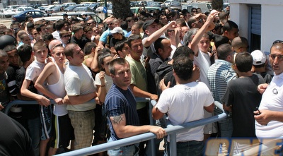 אוהדי מכבי תל אביב נאבקים כדי להשיג כרטיס לדרבי (אור שפונדר) אוהדי מכבי תל אביב נאבקים כדי להשיג כרטיס לדרבי (אור שפונדר)