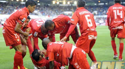 שחקני סביליה חוגגים עם נגרדו. ניצחון חשוב באל סרדינרו (רויטרס)