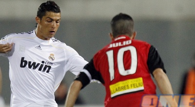 כריסטיאנו רונאלדו מול חוליו אלברס (רויטרס)