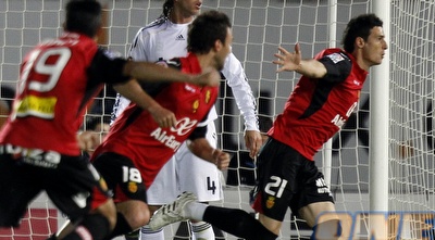 אריץ אדוריס בטירוף לאחר שער היתרון  (רויטרס)