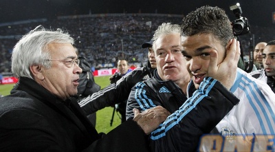 דשאן ובן ארפה חוגגים את האליפות. לא ירקדו על השולחנות (רויטרס)