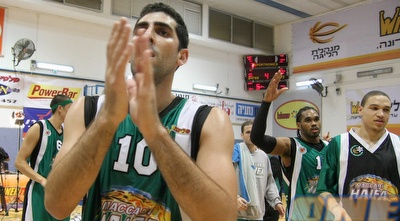 מזרחי וחבריו חוגגים. (דרור עינב)