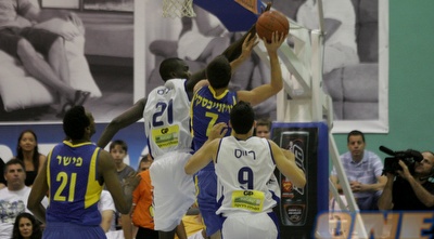 ויזנייבסקי עולה לסל מול רייס ו (שי לוי)