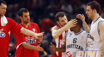 פפאלוקאס מנחם את מקאלב, הלפרין מגיע ללחוץ לו את היד (רויטרס)