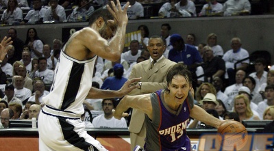 נאש מול דאנקן במהלך המשחק השלישי (רויטרס)