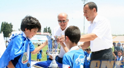 מכבי פ&qout;ת מקבלת את הגביע מלוזון (שרון קביליו)
