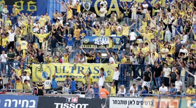 אוהדי מכבי בשער 11. גם הם חושבים על דרכי הנצחה