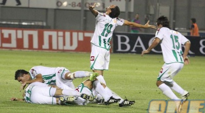 שחקני מכבי חיפה חוגגים את שער הניצחון. בשבוע הבא אליפות (עמית מצפה)