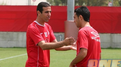 באדיר מנסה לעודד את רוחו של ערן זהבי (רועי גלדסטון)