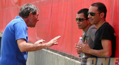 גוטמן מרגיע את קצרה וטביב באימון (רועי גלדסטון)